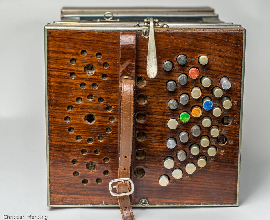 descant keyboard with colored buttons used for teaching children (Color Notation)