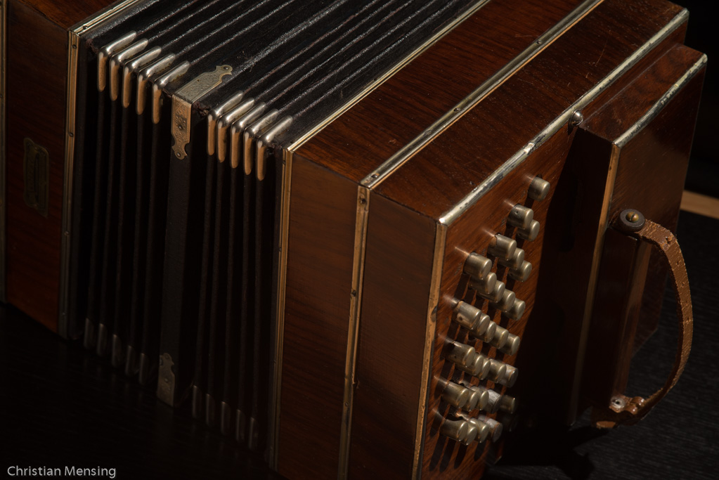 bass keyboard with metal coated buttons as common before WW I